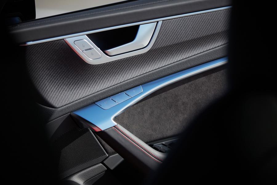Детали интерьера Audi RS6 Avant 2020 года  (AU) (фото 31 из 35)